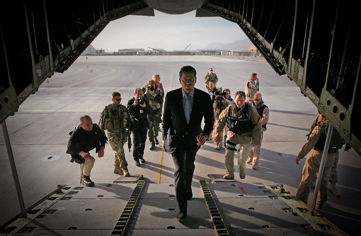 Germany-Guttenberg-Minister-Resigns-ANS102-jpg3680348046255943650