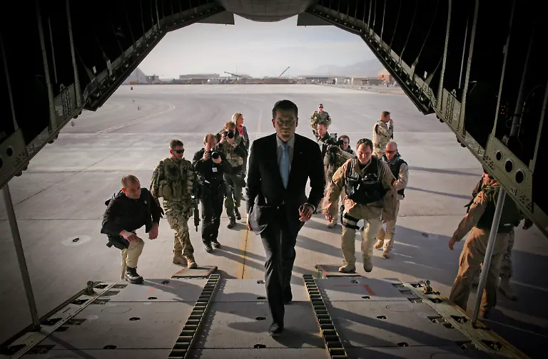 Germany-Guttenberg-Minister-Resigns-ANS102-jpg3680348046255943650