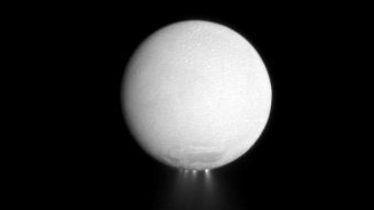 Der Saturn-Mond Enceladus mit Wasserdampf-Fontänen. Sie sind die Quelle des E-Rings des Saturns.