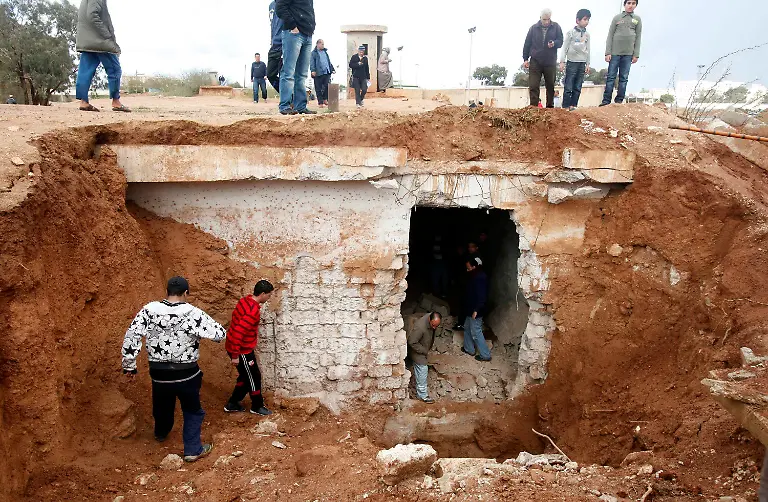 2011-02-24T142753Z-01-CAI121-RTRMDNP-3-LIBYA-BENGHAZI-JPG799606574459133436