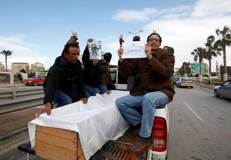 2011-02-24T182048Z-01-CAI126-RTRMDNP-3-LIBYA-BENGHAZI-HOSPITAL-JPG8634789810941554613