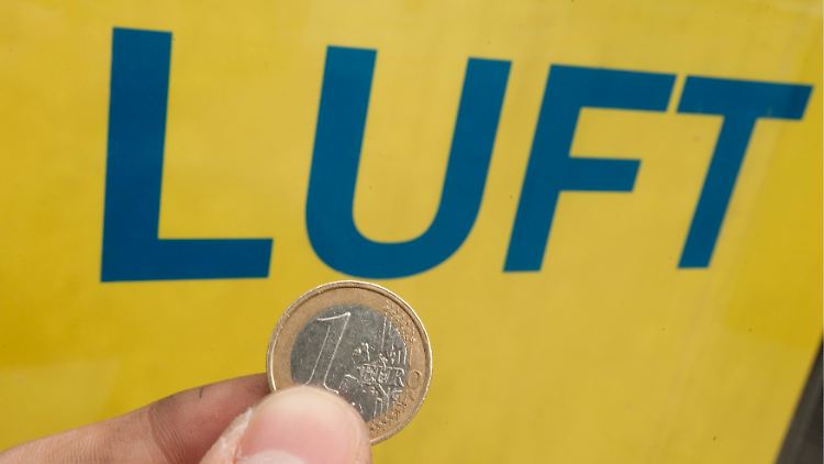 Immer mehr Tankstellen machen Luft zu Geld.