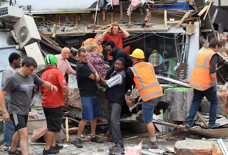 2011-02-22T075559Z-01-MPT19-RTRMDNP-3-NEWZEALAND-QUAKE-JPG2061521160308861241