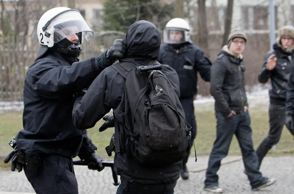 2011-02-19T151922Z-01-DWC01-RTRMDNP-3-GERMANY-JPG418892186000646524