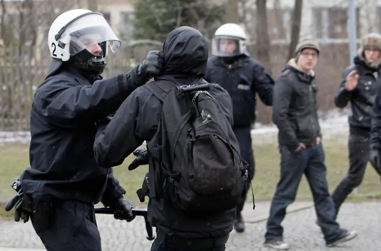 2011-02-19T151922Z-01-DWC01-RTRMDNP-3-GERMANY-JPG418892186000646524