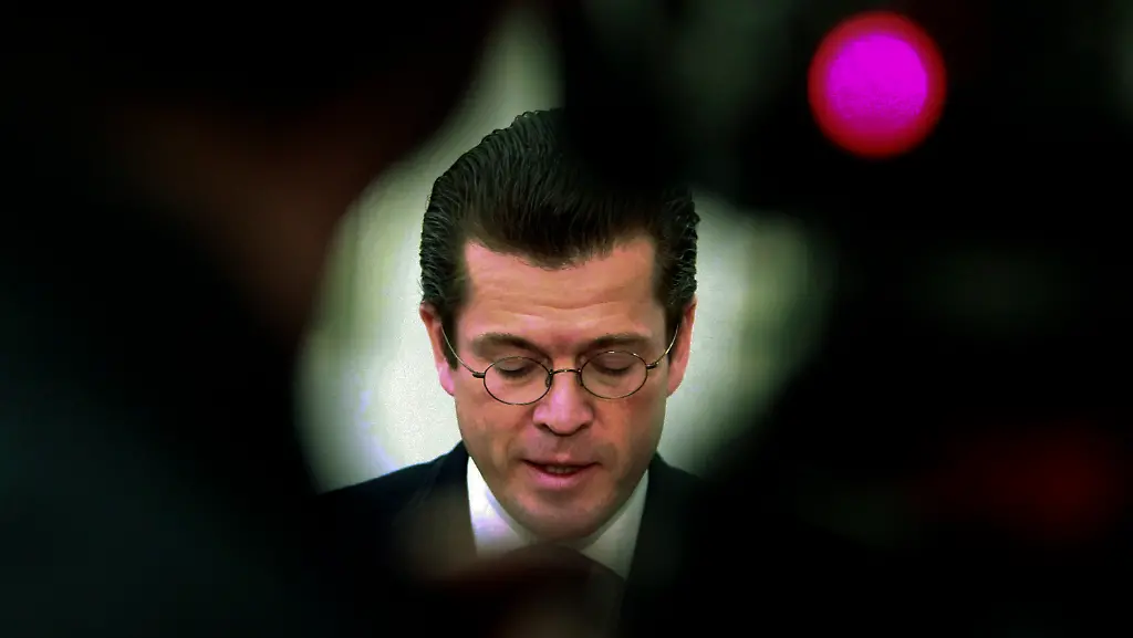 2011-02-18T124739Z-01-TPE01-RTRMDNP-3-GERMANY-MINISTER-PLAGIARISM-JPG1546291725300003163