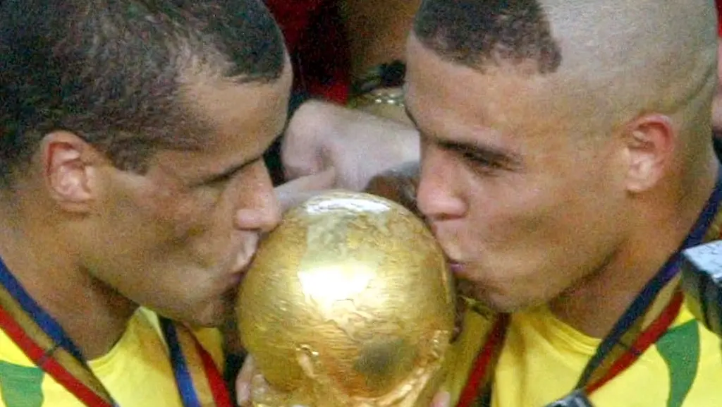 2011-02-14T154422Z-01-CUP137-RTRMDNP-3-SOCCER-LATAM-BRAZIL-RONALDO-JPG7136301985599260336