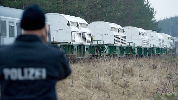 Ein Castortransport widerspreche dem angekündigten Neubeginn der Endlagersuche, sagt Greenpeace.