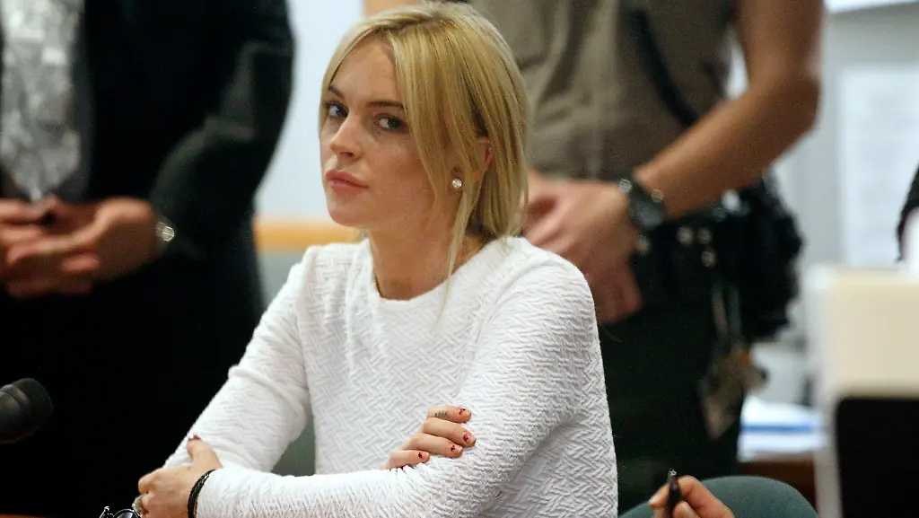 2011-02-09T234123Z-01-MA402-RTRMDNP-3-PEOPLE-LINDSAYLOHAN-JPG3060803041179439570