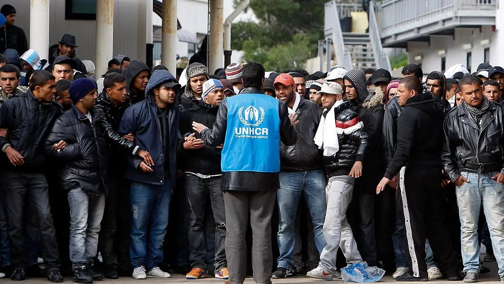 2011-02-14T154040Z-01-ROM101-RTRMDNP-3-ITALY-TUNISIA-JPG3893855327348988856