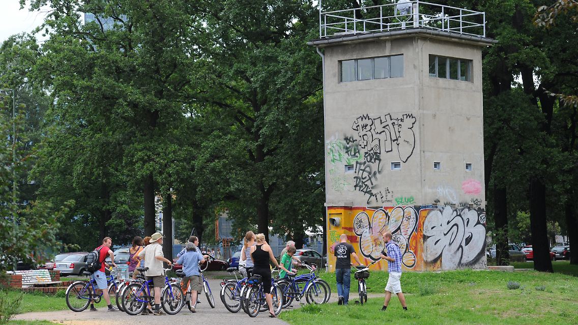 Erlebbare Geschichte: Touristen am ehemaligen DDR-Wachturm "Führungsstelle Schlesischer Busch" zwischen den Berliner Bezirken Treptow-Köpenick und Friedrichshain-Kreuzberg.