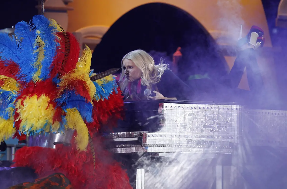 2011-02-14T033141Z-01-LOA147-RTRMDNP-3-MUSIC-GRAMMYS-JPG6102668695123205686