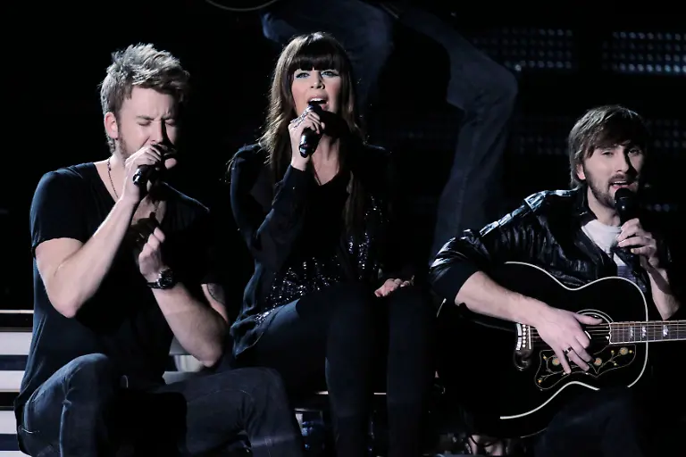 2011-02-14T031203Z-01-LOA139-RTRMDNP-3-MUSIC-GRAMMYS-JPG3938706567427454928