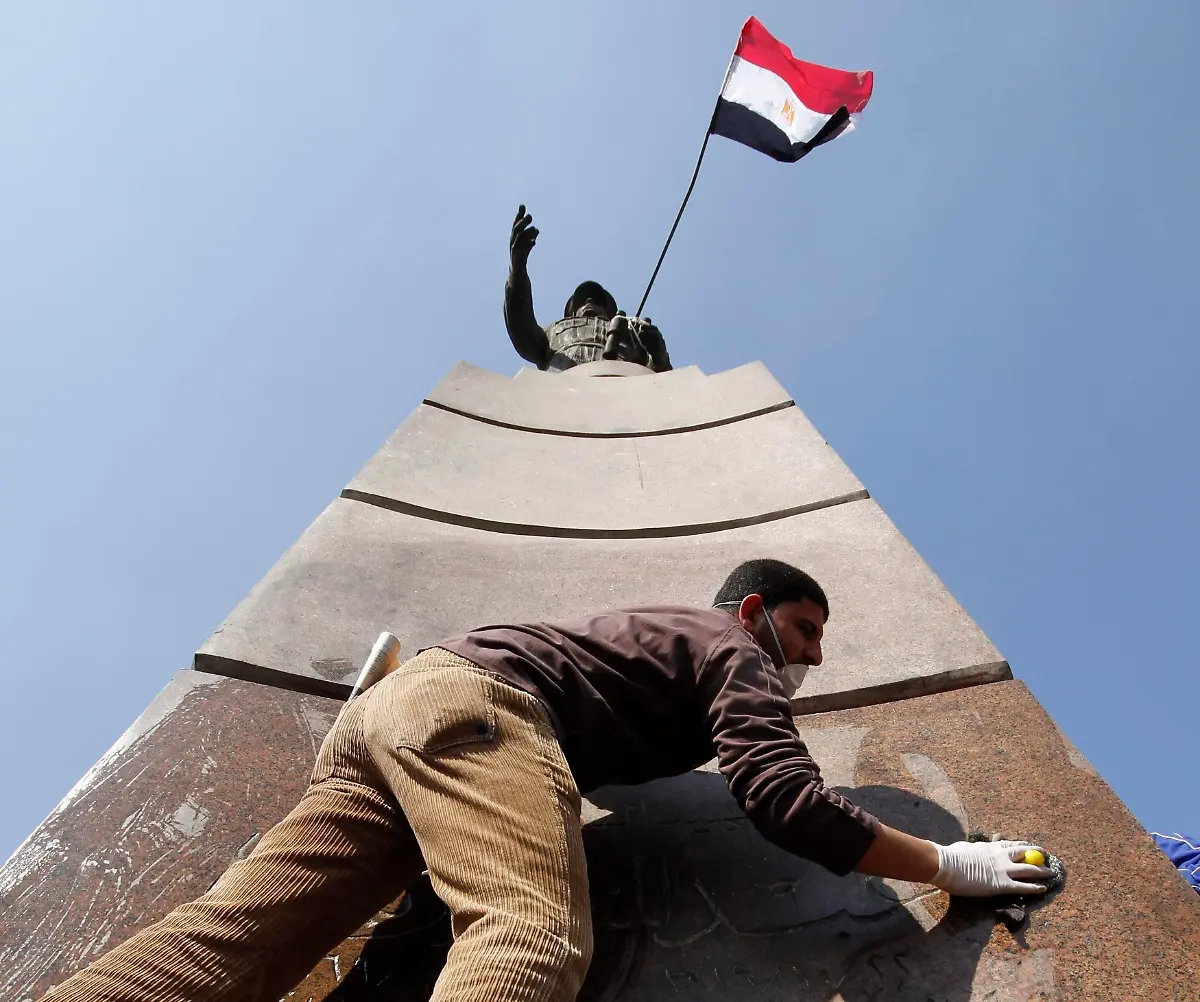2011-02-12T142913Z-01-AMR28-RTRMDNP-3-EGYPT-JPG6155219532458368983