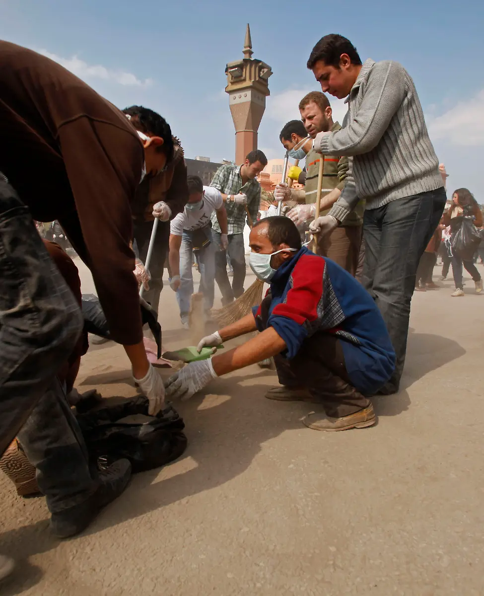 2011-02-12T121145Z-01-CAI05-RTRMDNP-3-EGYPT-JPG3858238177402241382