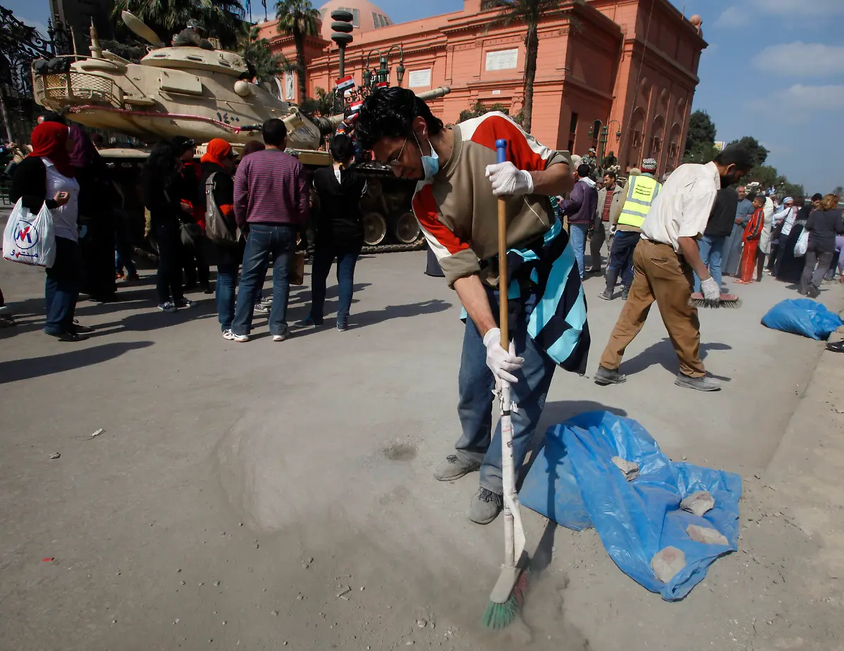 2011-02-12T122752Z-01-CAI07-RTRMDNP-3-EGYPT-JPG2711752443014757194