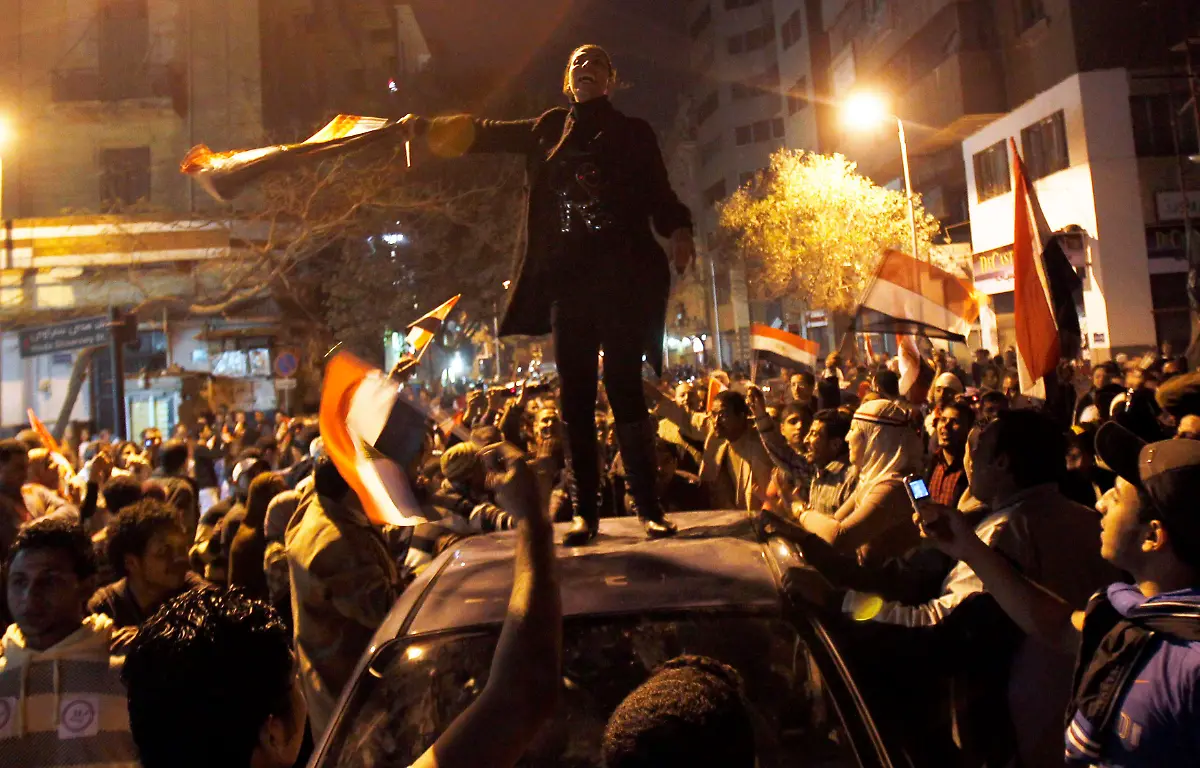 2011-02-11T193900Z-01-AMR16-RTRMDNP-3-EGYPT-JPG5137127668567344595