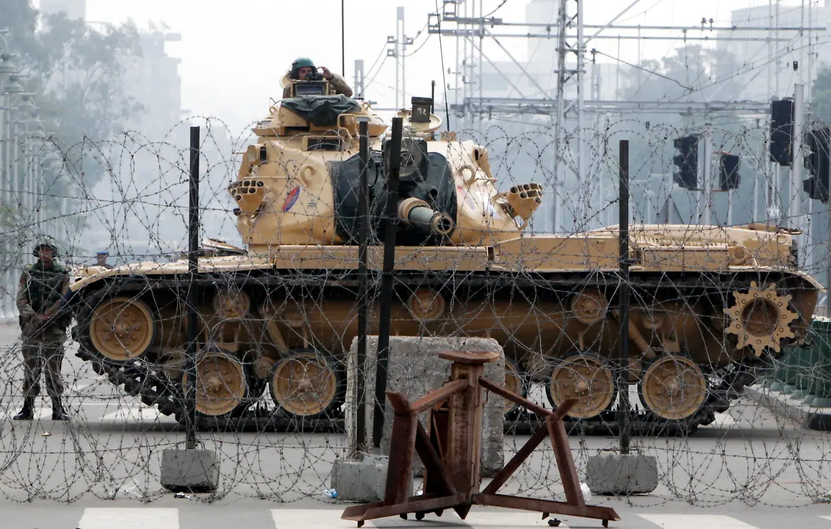 2011-02-11T094237Z-01-AMR01-RTRMDNP-3-EGYPT-PALACE-JPG2457774637190750728