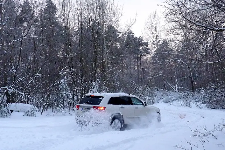 Jeep-Grand-Cherokee-27-12-2010-15-18-00