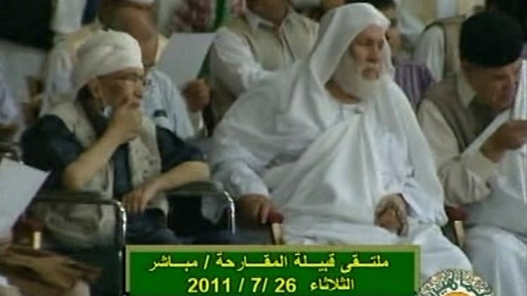 Der ehemalige libysche Geheimagent Al-Megrahi (l) sitzt im Rollstuhl während einer Pro-Gaddafi-Kundgebung in Tripolis.