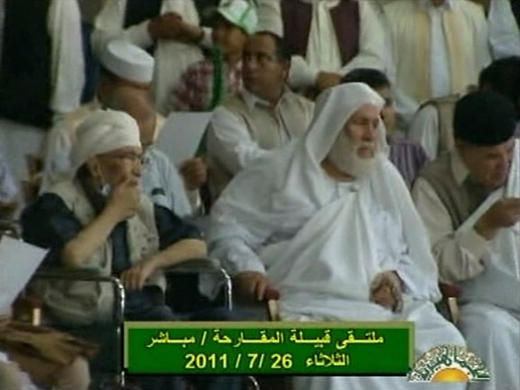 Der ehemalige libysche Geheimagent Al-Megrahi (l.) sitzt im Rollstuhl während einer Pro-Gaddafi-Kundgebung in Tripolis. (Archivbild)