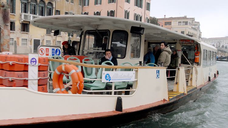Vaporetto auf dem Canal Grande.