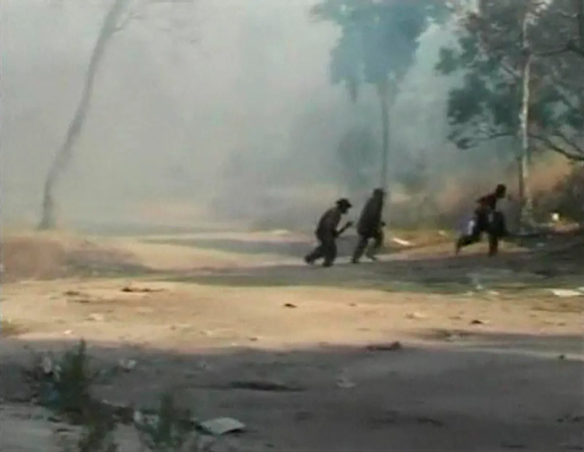 2011-02-05T083901Z-01-SIN105-RTRMDNP-3-THAILAND-CAMBODIA-CLASH-JPG5843542684571646492