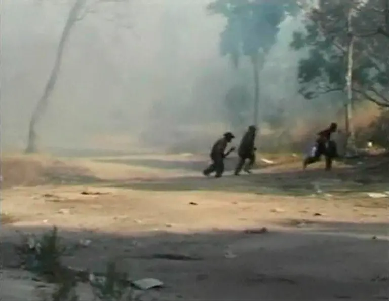 2011-02-05T083901Z-01-SIN105-RTRMDNP-3-THAILAND-CAMBODIA-CLASH-JPG5843542684571646492