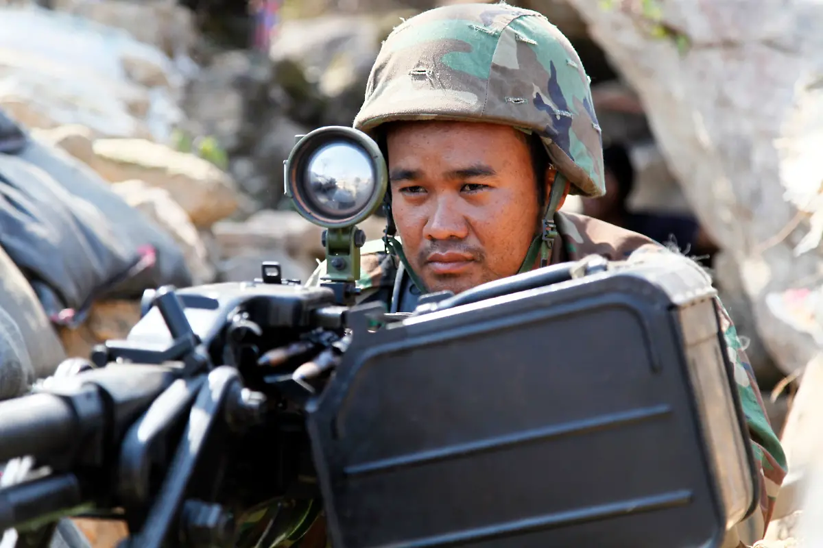 2011-02-06T142004Z-01-DSC01-RTRMDNP-3-CAMBODIA-JPG5538404996466964644