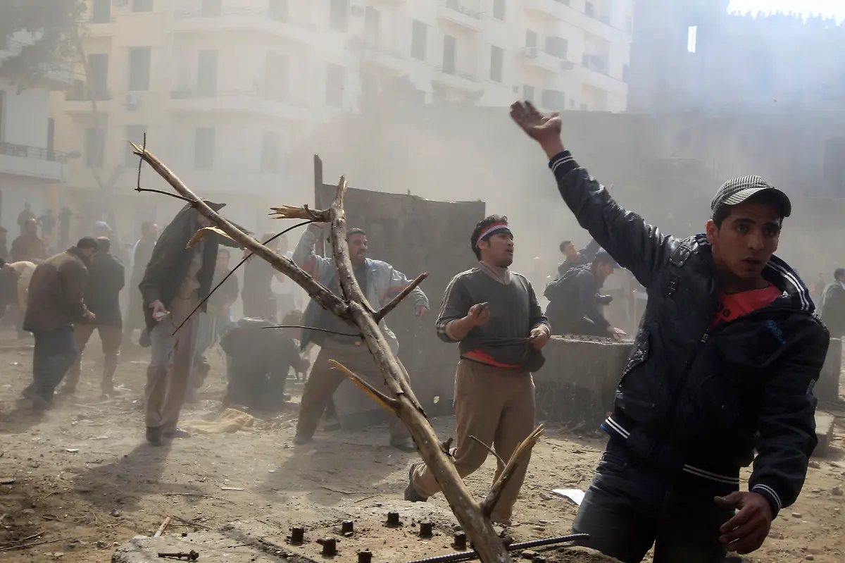 2011-02-03T113551Z-01-CAI10-RTRMDNP-3-EGYPT-JPG7414833242294122872