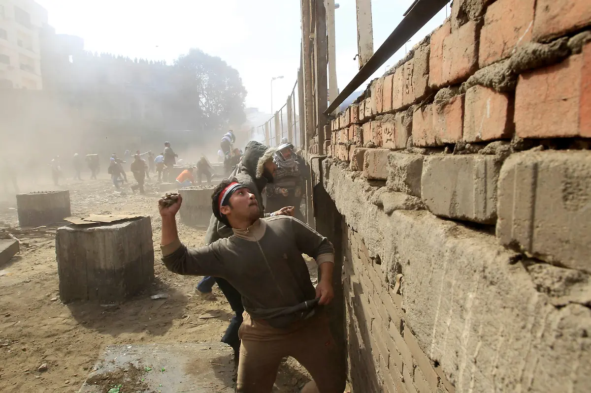 2011-02-03T114406Z-01-CAI11-RTRMDNP-3-EGYPT-JPG4519230875975228768