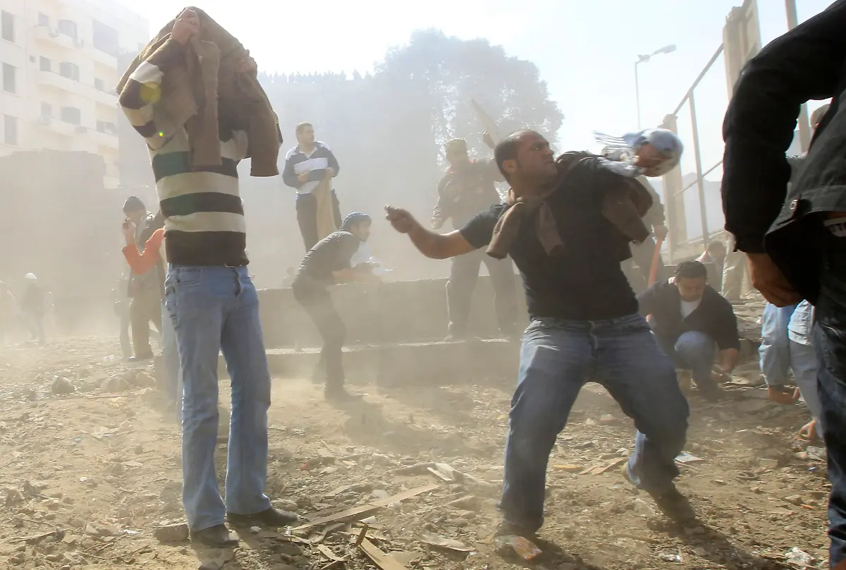 2011-02-03T114536Z-01-CAI12-RTRMDNP-3-EGYPT-PROTEST-JPG1100485543462328158