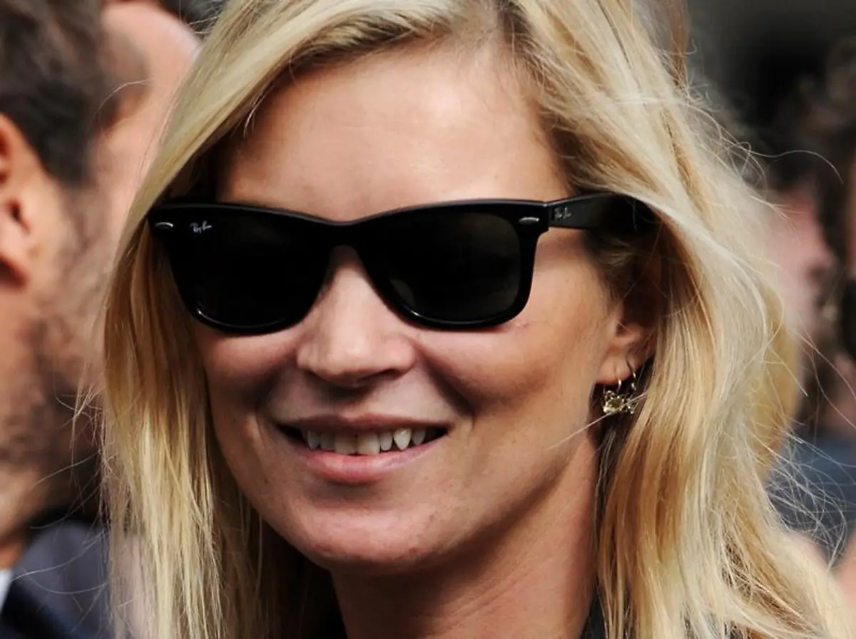 Kate-Moss-wird-auf-Schritt-und-Tritt-beobachtet