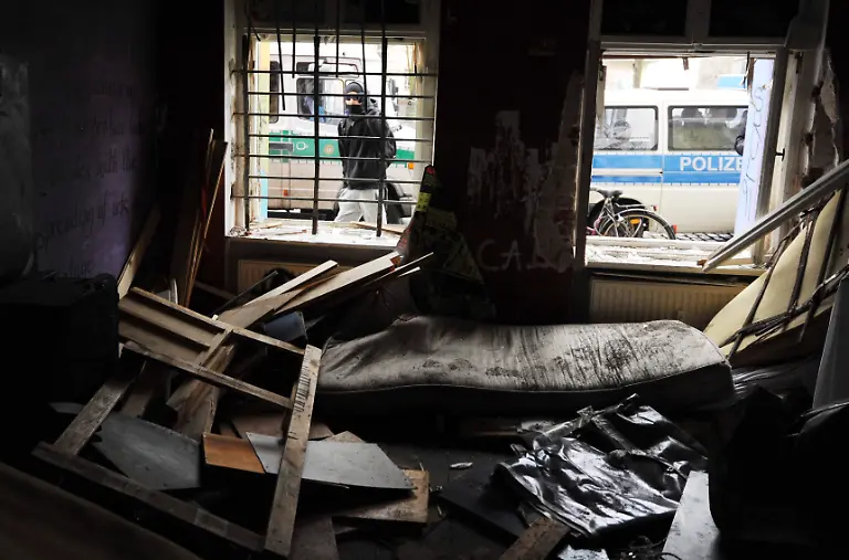 2011-02-02T171624Z-01-BER640-RTRMDNP-3-GERMANY-EVICTION-BERLIN-JPG574725102917119698