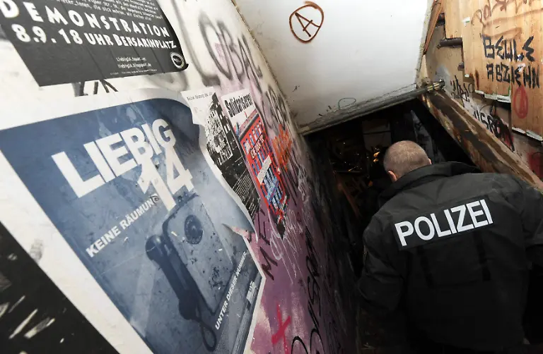 2011-02-02T170612Z-01-BER633-RTRMDNP-3-GERMANY-EVICTION-BERLIN-JPG4830593614280496615