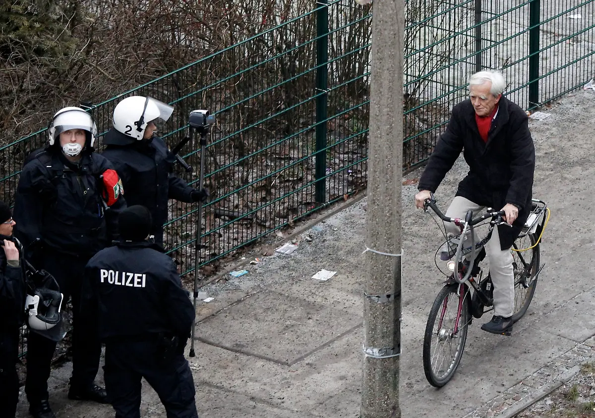 2011-02-02T082024Z-01-TOB05-RTRMDNP-3-GERMANY-JPG4198427011111356447