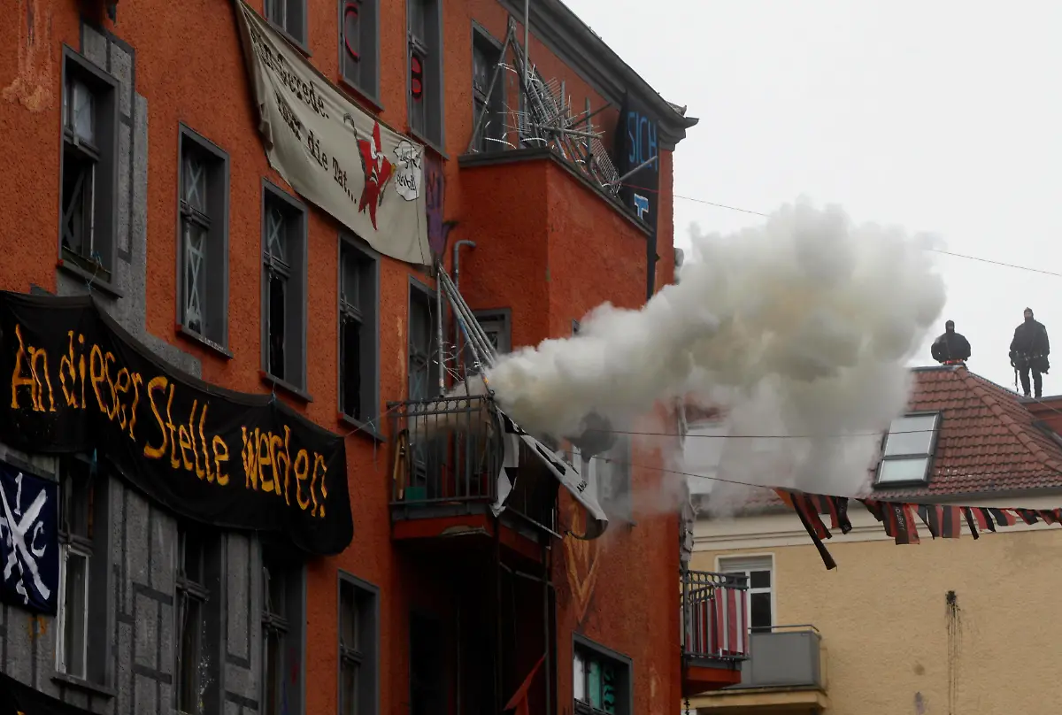 2011-02-02T113059Z-01-TPE12-RTRMDNP-3-GERMANY-JPG3149431789246993289