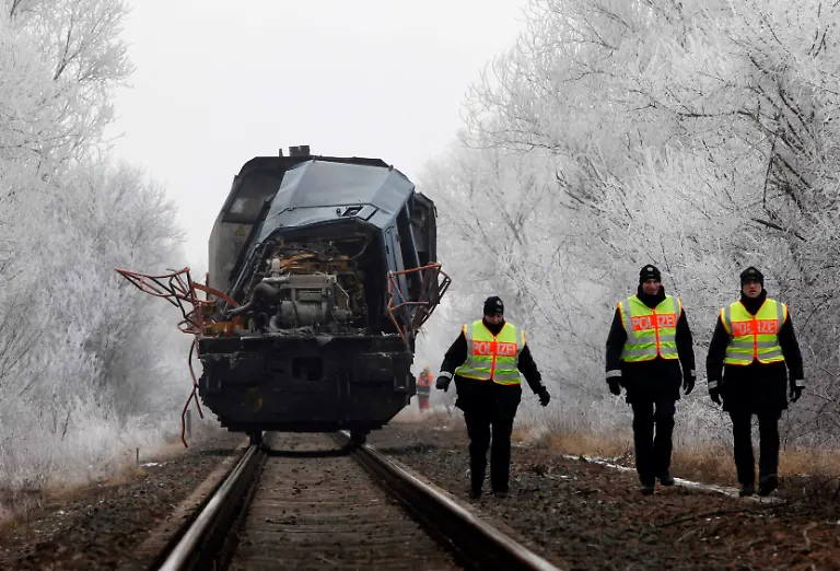2011-01-30T130002Z-01-TPE21-RTRMDNP-3-GERMANY-TRAIN-ACCIDENT-JPG4972331613000193578
