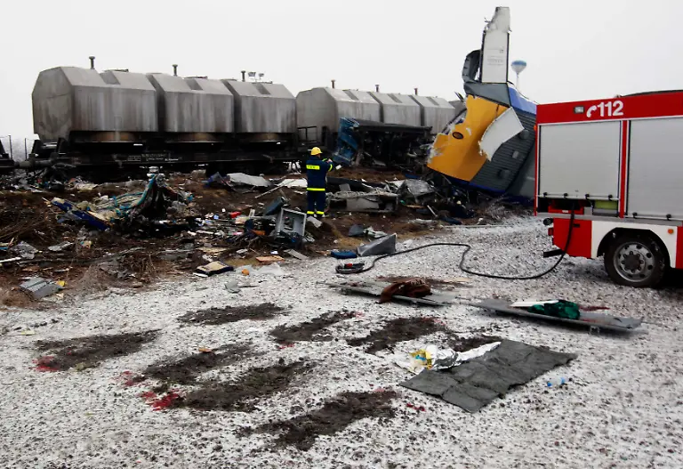2011-01-30T095329Z-01-TPE16-RTRMDNP-3-GERMANY-TRAIN-ACCIDENT-JPG7571669993020408021