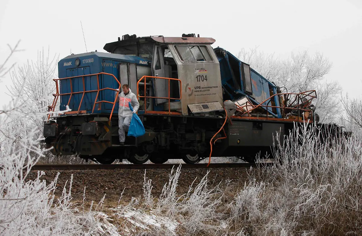 2011-01-30T130249Z-01-TPE22-RTRMDNP-3-GERMANY-TRAIN-ACCIDENT-JPG5134195509075214747