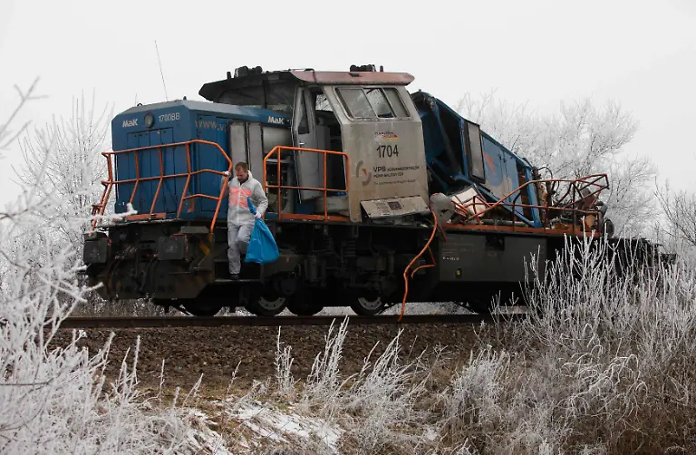2011-01-30T130249Z-01-TPE22-RTRMDNP-3-GERMANY-TRAIN-ACCIDENT-JPG5134195509075214747