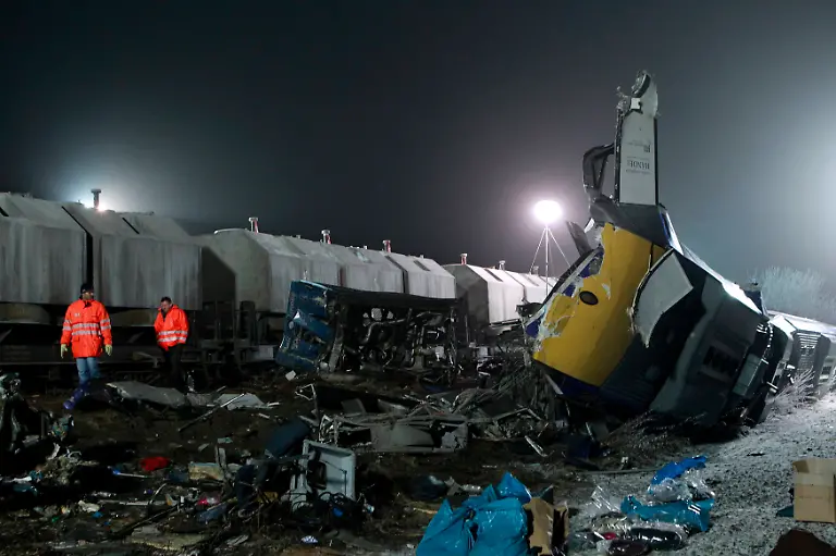 2011-01-30T065031Z-01-TPE08-RTRMDNP-3-GERMANY-TRAIN-ACCIDENT-JPG6637836978580126612