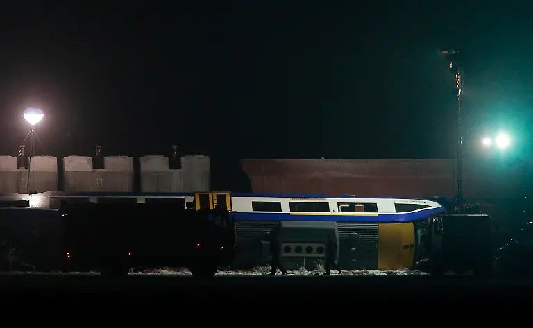 2011-01-30T051134Z-01-TPE01-RTRMDNP-3-GERMANY-TRAIN-ACCIDENT-JPG7553970182937425540