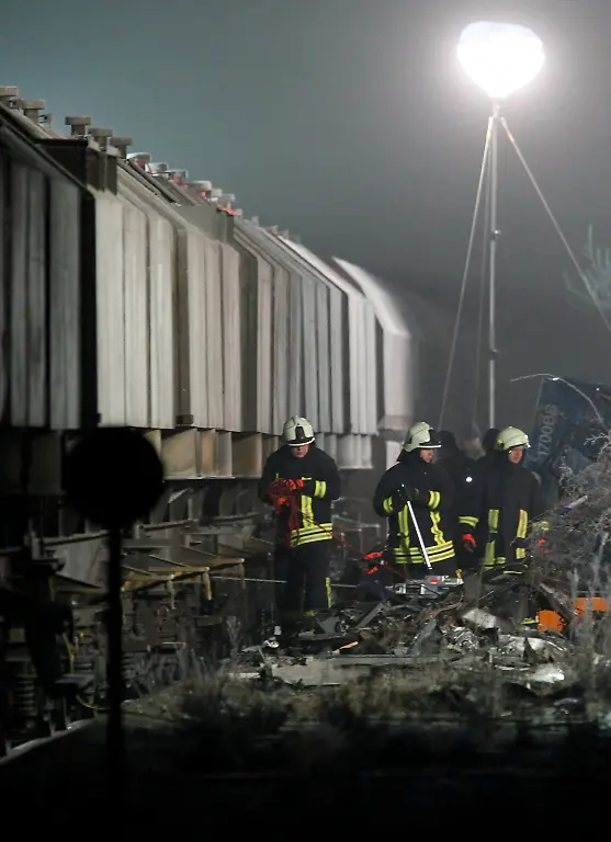 2011-01-30T052258Z-01-TPE05-RTRMDNP-3-GERMANY-TRAIN-ACCIDENT-JPG1920951639320474841