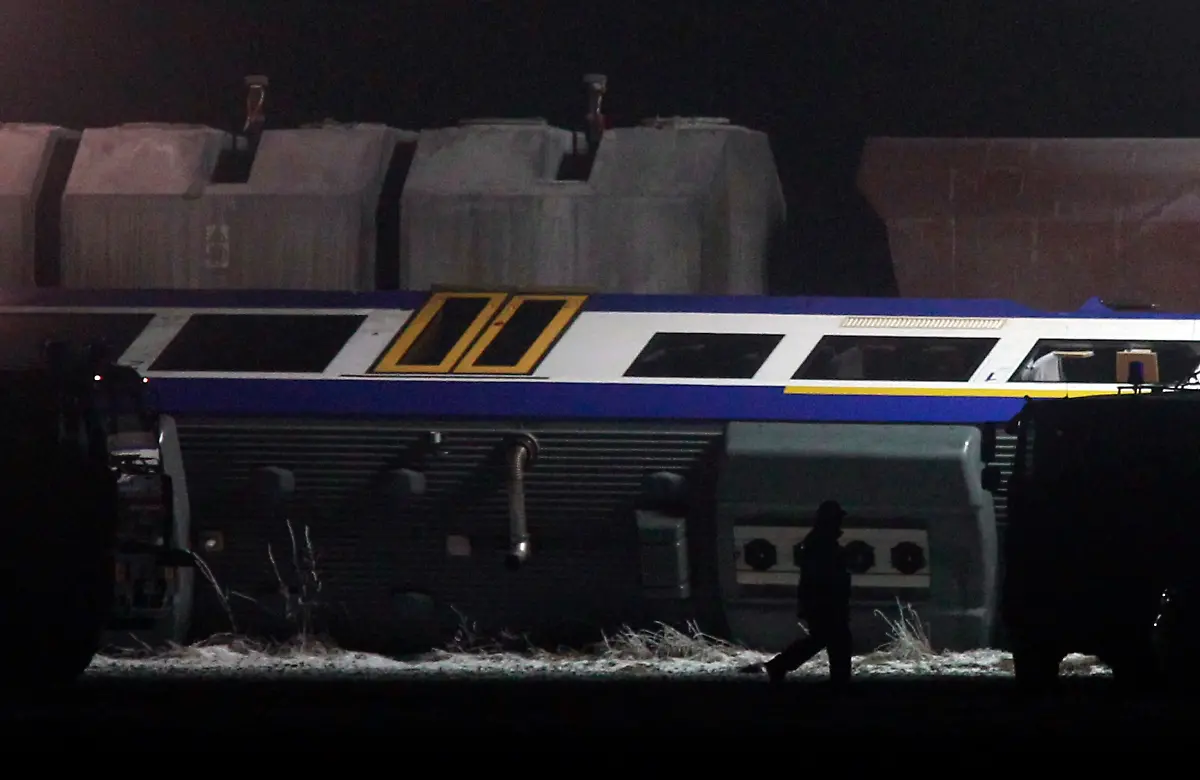 2011-01-30T051418Z-01-TPE02-RTRMDNP-3-GERMANY-TRAIN-ACCIDENT-JPG5469871280626198308