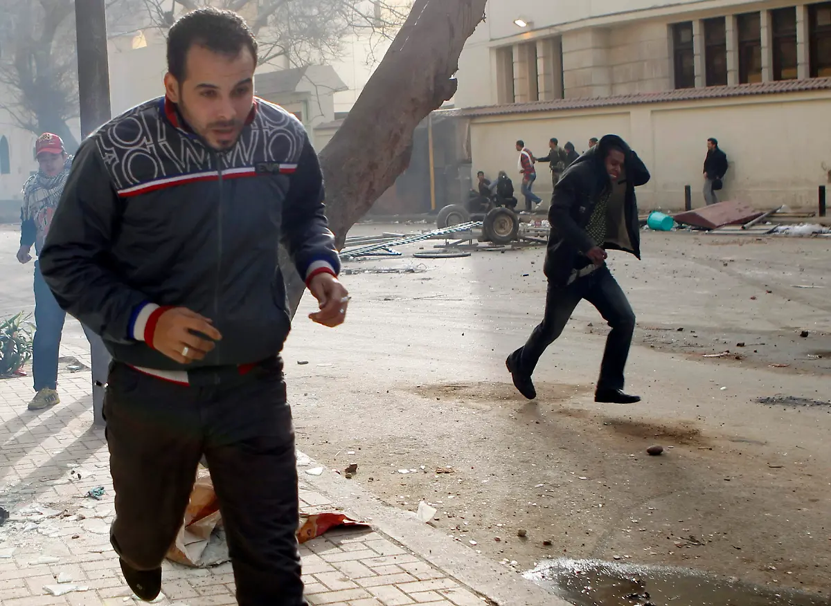 2011-01-29T104016Z-01-CAI508-RTRMDNP-3-EGYPT-PROTEST-JPG801315379767084811