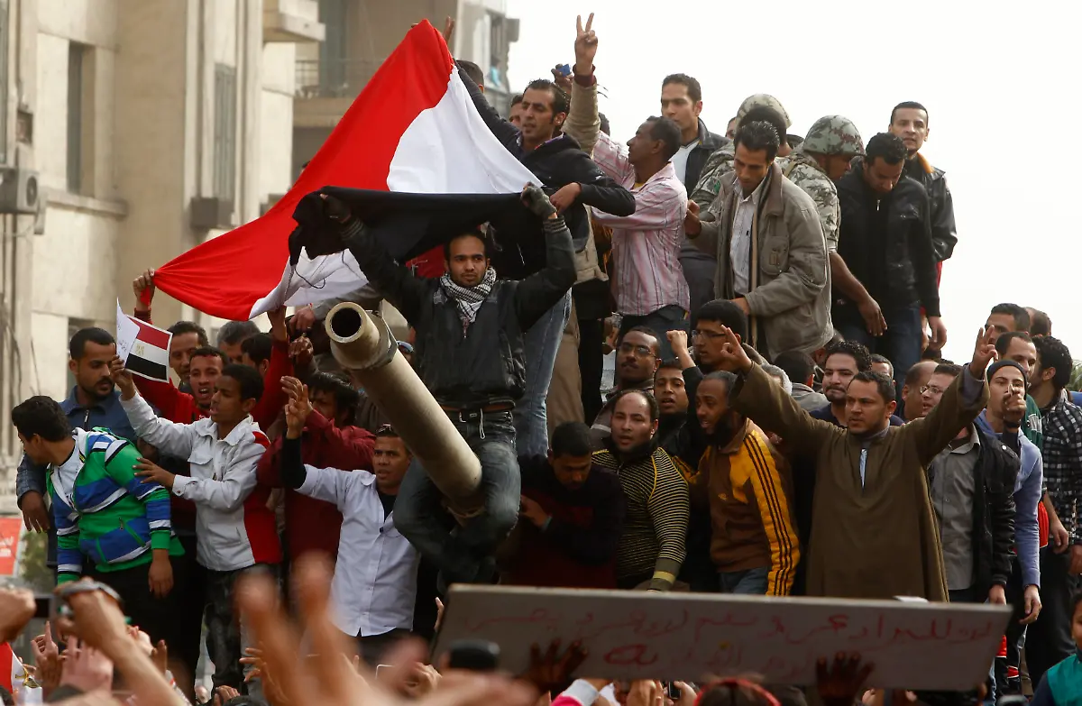 2011-01-29T134023Z-01-YAN10-RTRMDNP-3-EGYPT-PROTEST-JPG6579918381396736258