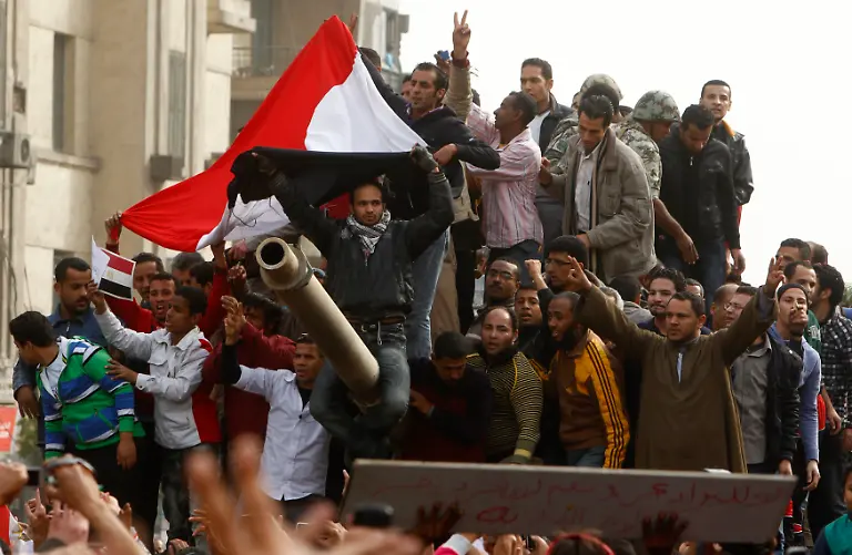 2011-01-29T134023Z-01-YAN10-RTRMDNP-3-EGYPT-PROTEST-JPG6579918381396736258