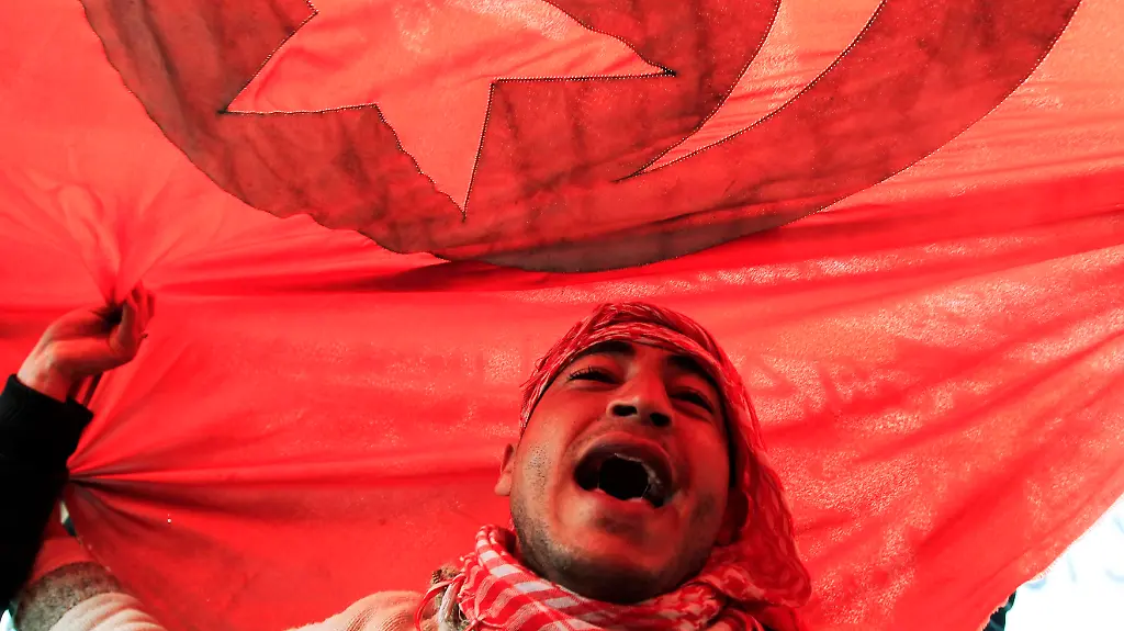 2011-01-27T172833Z-01-ZOH09-RTRMDNP-3-TUNISIA-JPG8925378896236021027