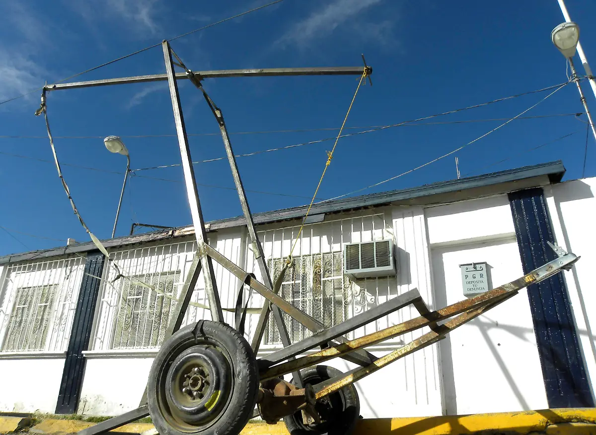 2011-01-28T053530Z-01-CD04-RTRMDNP-3-USA-MEXICO-CATAPULT-JPG6751225706032076057